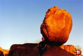 Devils Marbles und Mann