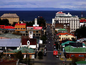Punta Arenas und im Hintergrund die Insel Feuerland