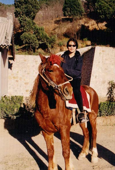 Li Shan, Ilene auf dem Pferd