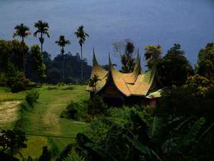 Traditionelles Minang-Kabau-Haus in Maninjau, Indonesien