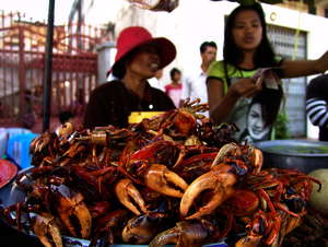 Einkaufen in Kambodscha: Krabben auf dem Markt
