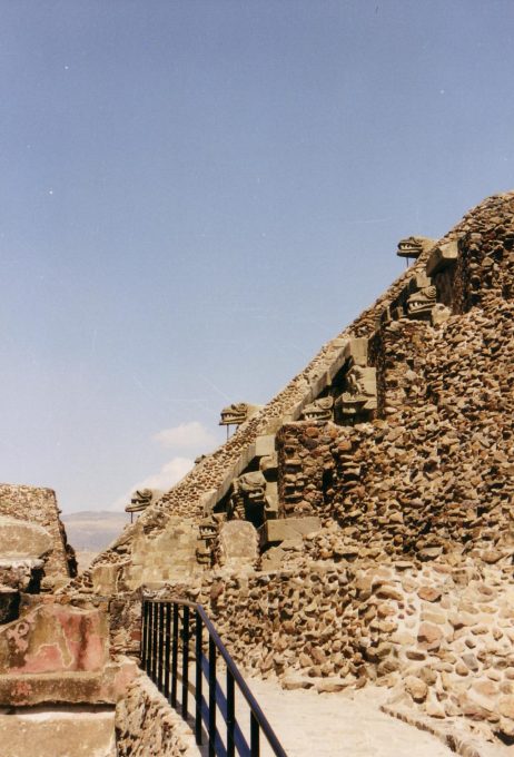 Pyramide und Skulpturen in Teotihuacan