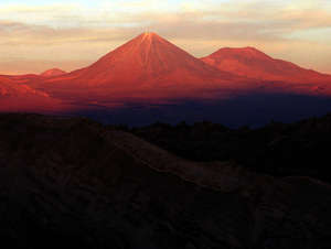 Valle de la Luna und der Vulkan Licancabur, Chile