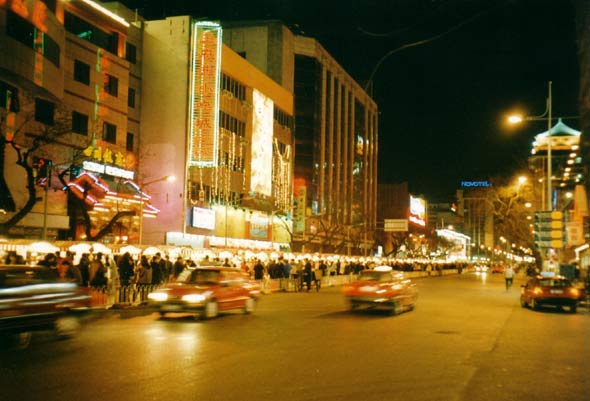 China: Wangfujing Street bei Nacht