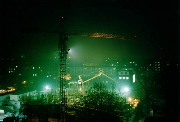 Baustelle in Xian, Kran vorm Fenster.