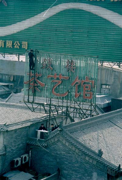 Dachwerker in Xian,Leuchtreklame reparieren