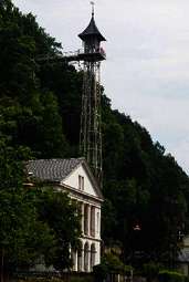 Der historische Personenaufzug in Bad Schandau - Der Kurort im Elbsandsteingebirge wirbt mit einer Besonderheit