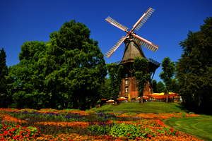 In Niedersachsen im Nordwesten Deutschlands finden sich in vielen Orten noch historische Mühlen. In Niedersachsen im Nordwesten Deutschlands finden sich in vielen Orten noch historische Mühlen.