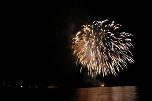 Nächtliches Ferragosto-Feuerwerk über dem Meer Nächtliches Ferragosto-Feuerwerk über dem Meer