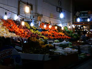 Obst und Gemüse aus der Region - Produkte der traditionellen Landwirtschaft werden am Straßenrand angeboten.