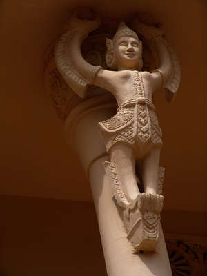 Eine kunstvoll gemeißelte Tempelfigur, Kambodscha