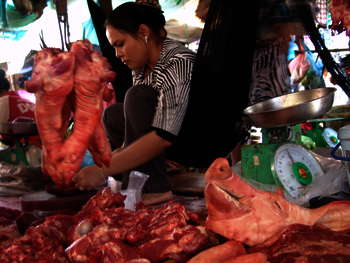 Frisches Fleisch auf dem Markt in Phnom Penh, Kambodscha Frisches Fleisch auf dem Markt in Phnom Penh, Kambodscha