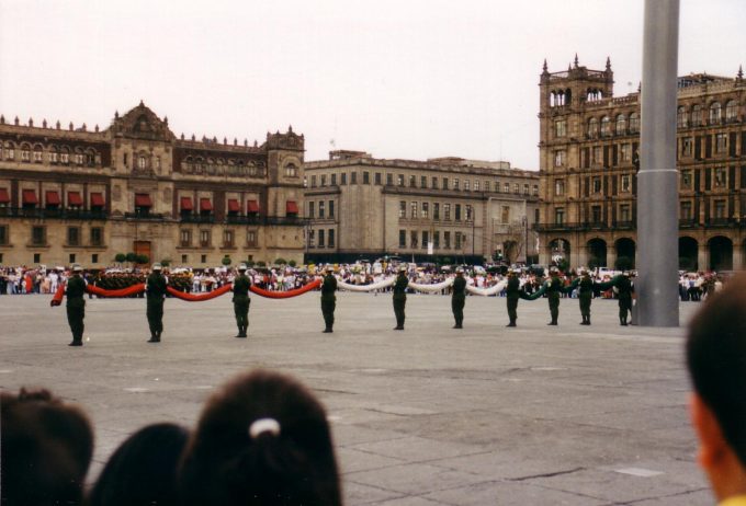 Militr bei Einholen der mexikanischen Flagge