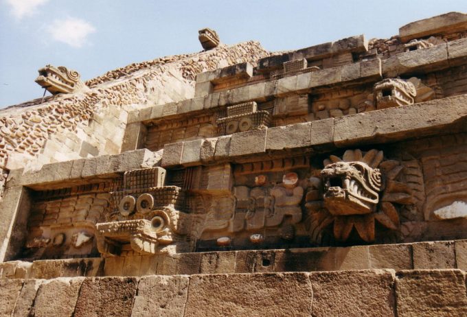 Pyramide und Skulpturen, Mexiko