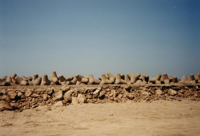 Hafenmauer mit Wellenbrecher