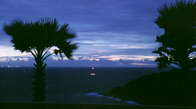 Blick von Cape Promthep bei Nacht