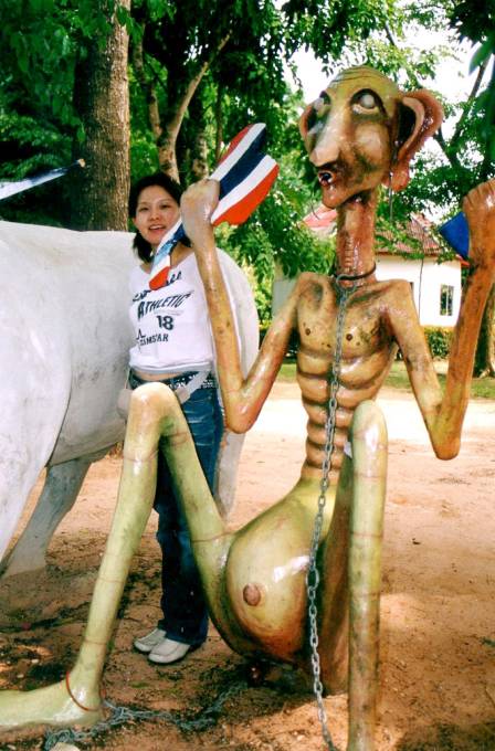 Seltsame Statue gleich neben dem  liegenden Budha