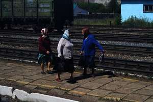 Babuschkas am Bahnsteig, Sibirien Babuschkas am Bahnsteig, Sibirien