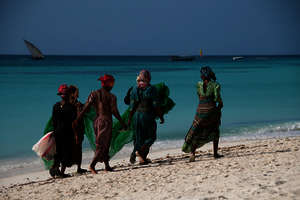 Frauen am Strand von Sansibar Frauen am Strand von Sansibar