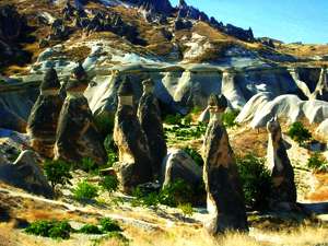 Bizarr geformte Tuffkegel in Kappadokien Bizarr geformte Tuffkegel in Kappadokien