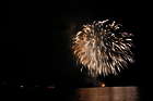 Nächtliches Ferragosto-Feuerwerk über dem Meer