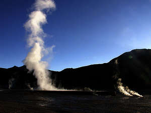 Die Geysire von El Tatio bei Sonnenaufgang nahe San Pedro de Atacama