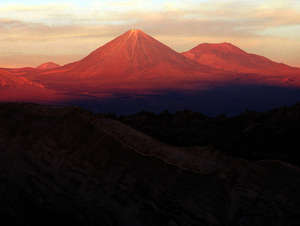 Valle de la Luna und der Vulkan Licancabur, Chile