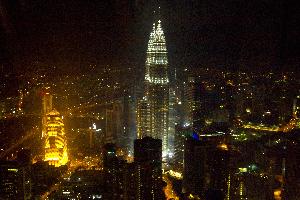 Über den Dächern von Kuala Lumpur – der KL Tower bei Nacht