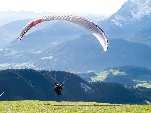 Gleitschirmfliegen in den Alpen