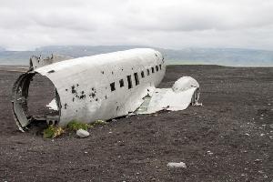 Was macht ein Flugzeugwrack am Strand von Island?