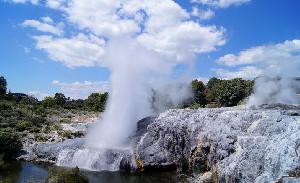 Rotorua und seine bizarren Geysirlandschaften