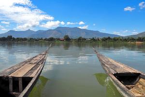 Laos: Mekong, Berge, Bombenkrater
