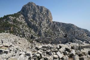 Das antike Theater von Termessos steht mit seinen 5.000 Sitzplätzen auf einem Berggipfel unterhalb des Berges Solymos. Die Ruinen von Termessos: Das „Machu Pichu“ der Türkei sehen
