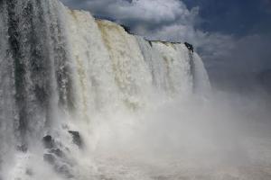 Überwältigende Iguazu-Wasserfälle, Mural-Streetart & fantastische Steinlandschaften